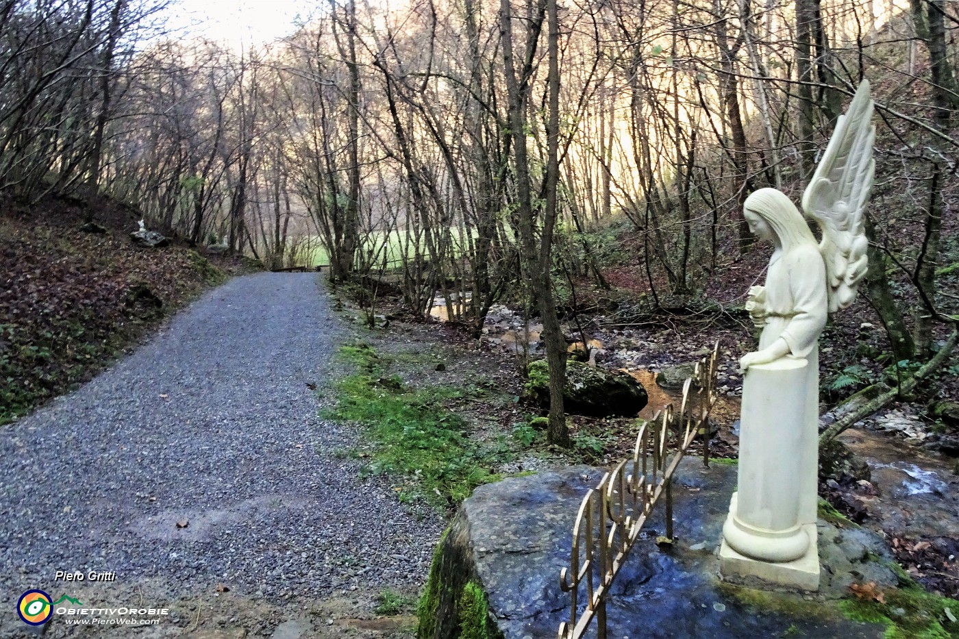 36 Un bianco angelo alato annuncia la Grotta poco sopra l'ingresso.JPG